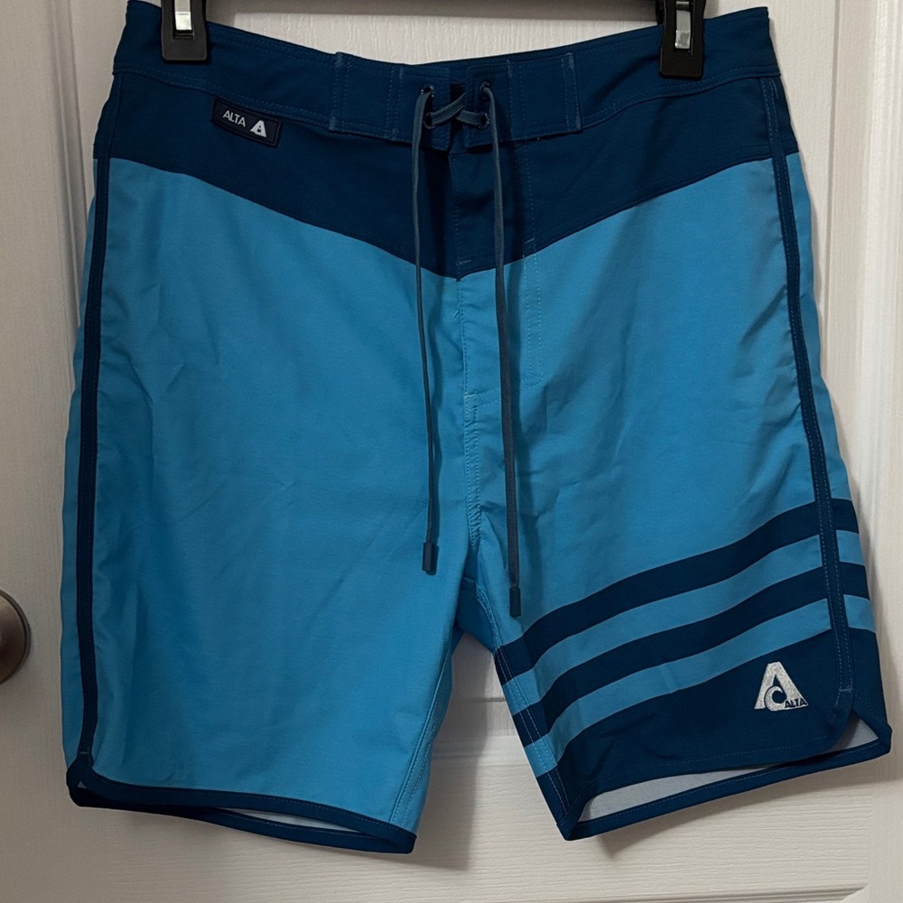 ALTA athletic men’s shorts/stage shorts.